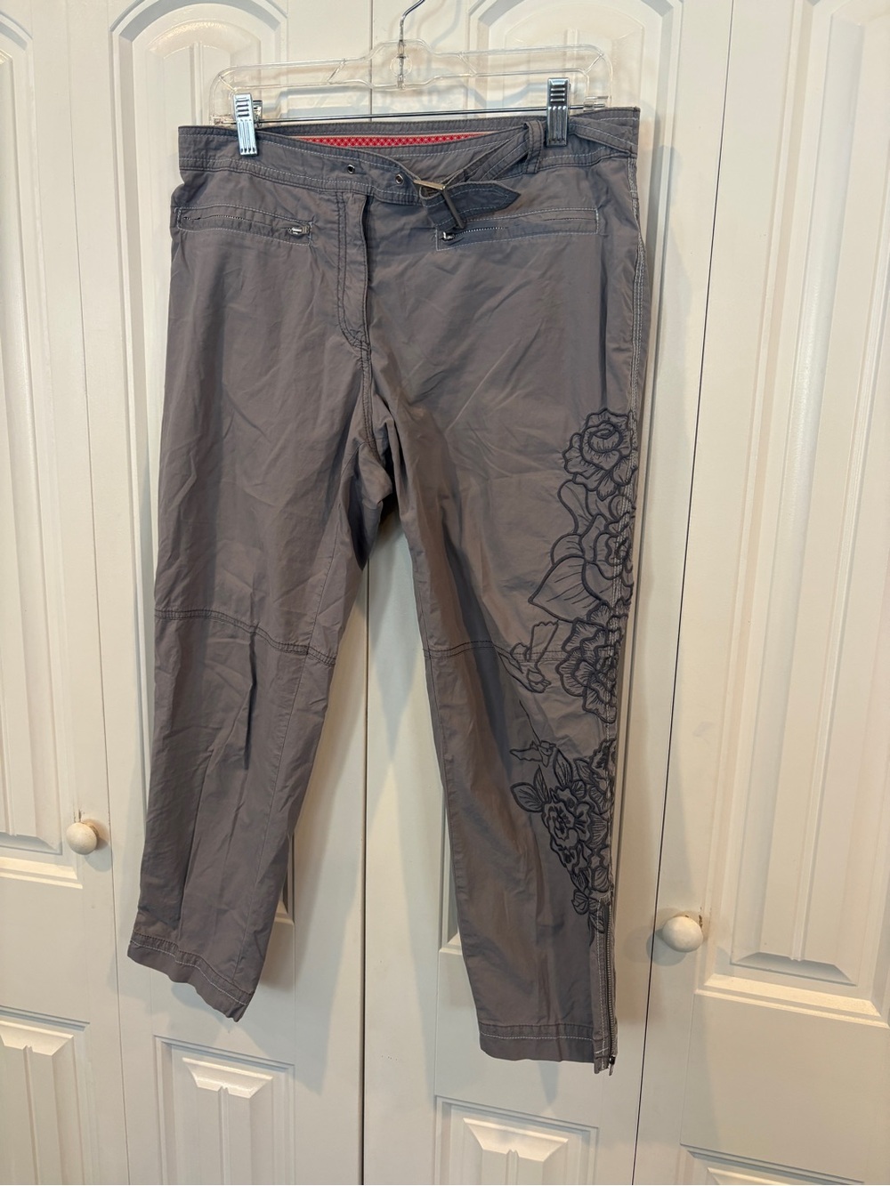 Oilily gray floral embroidered crops size 40 (medium)
